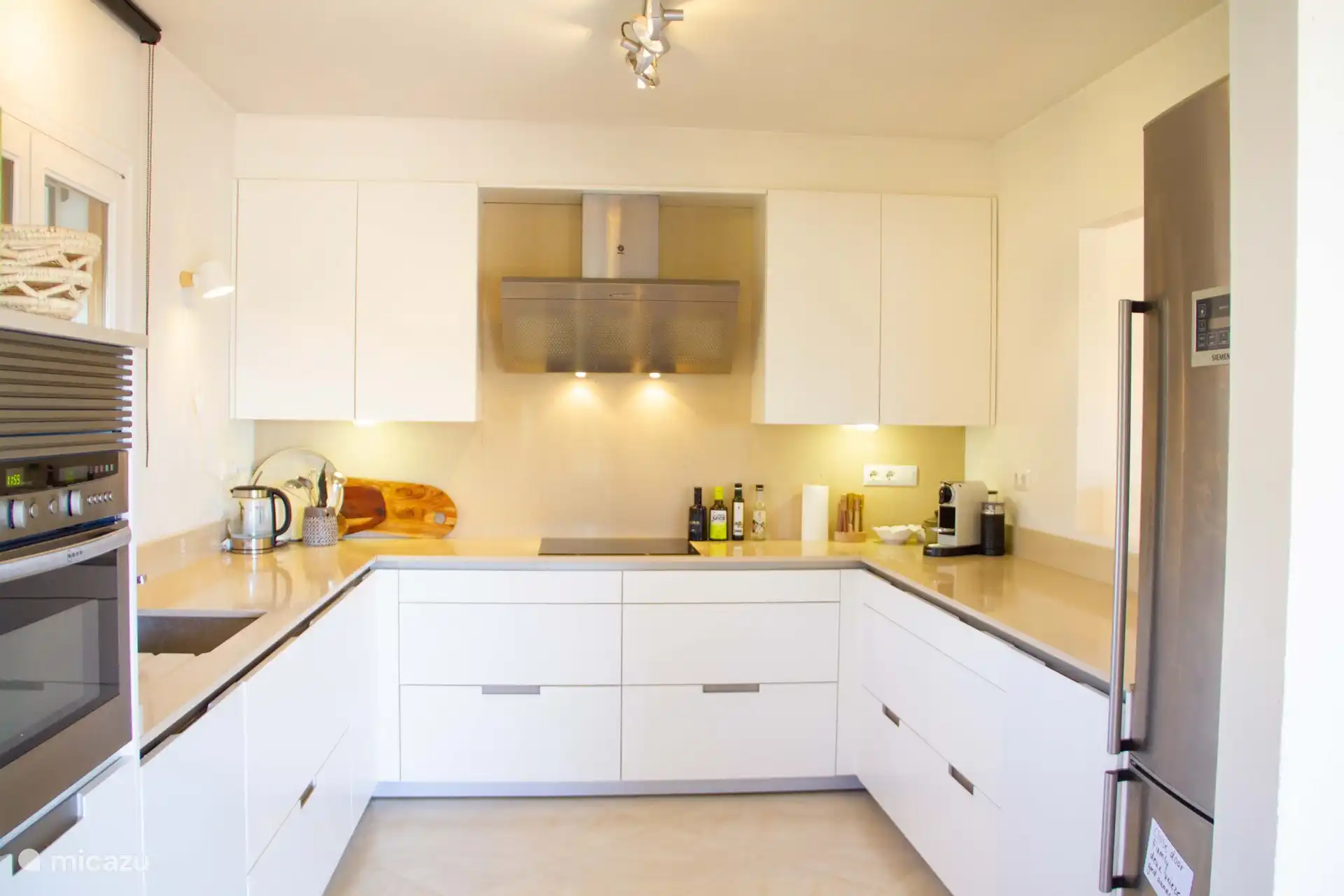 También hay lavavajillas, microondas y cafetera Nespresso.