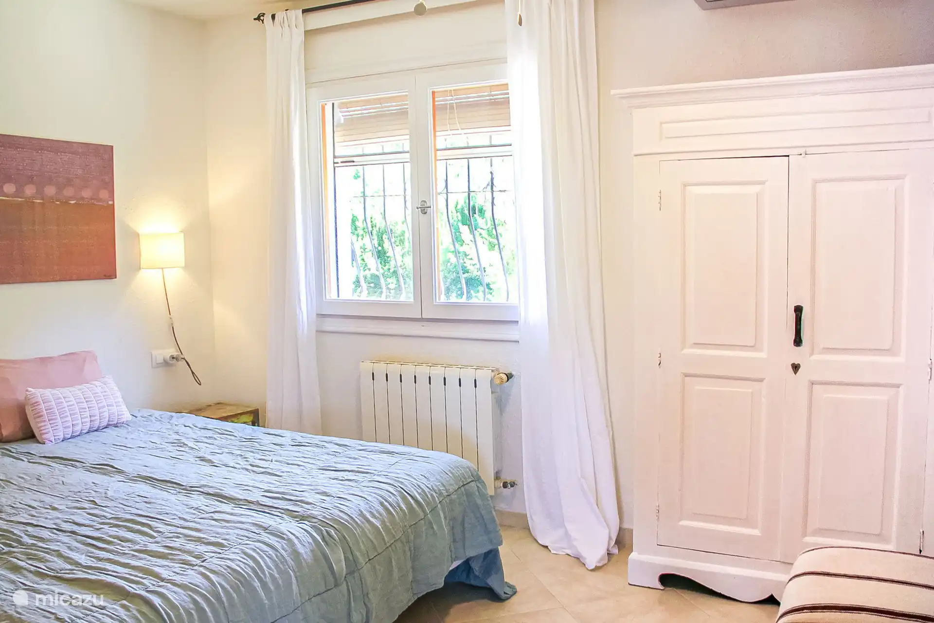 Cada habitación tiene mucho espacio de almacenamiento. 