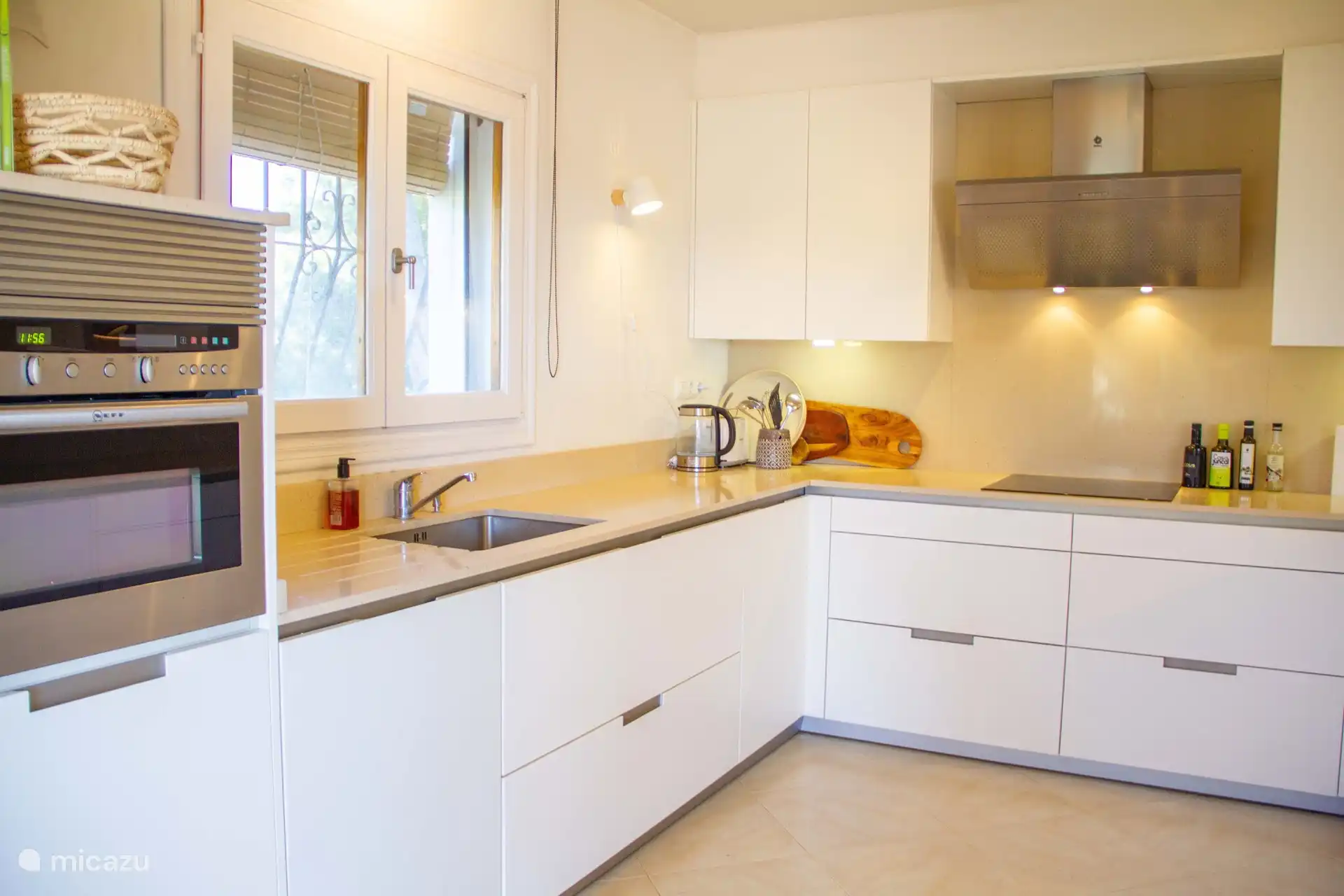 La cocina abierta está totalmente equipada con electrodomésticos modernos.