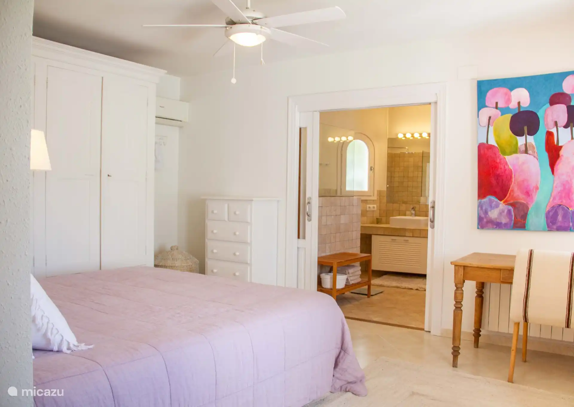 Este dormitorio cuenta con una gran cama doble.