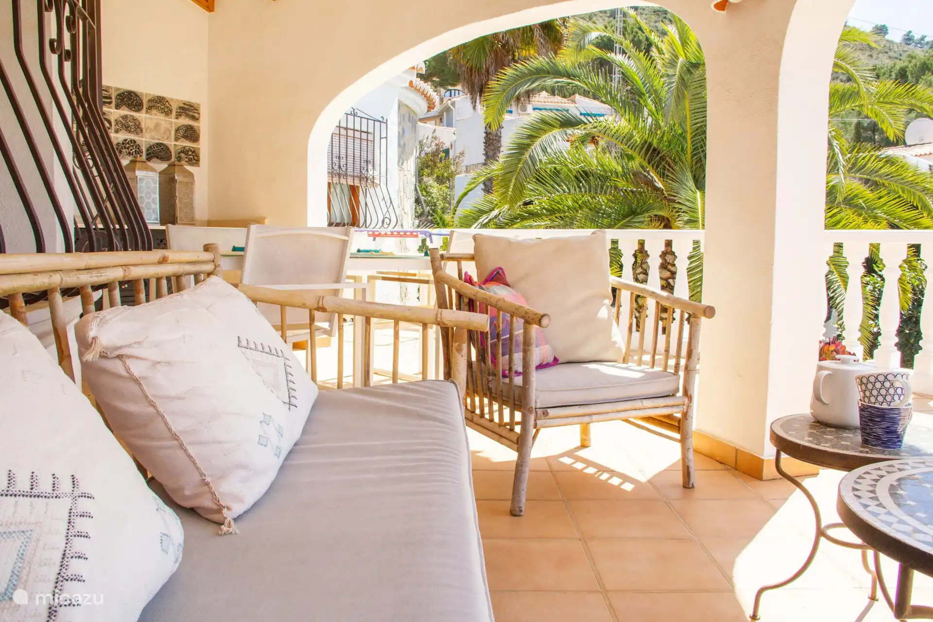 En el balcón se puede disfrutar de la vista con una copa de vino.