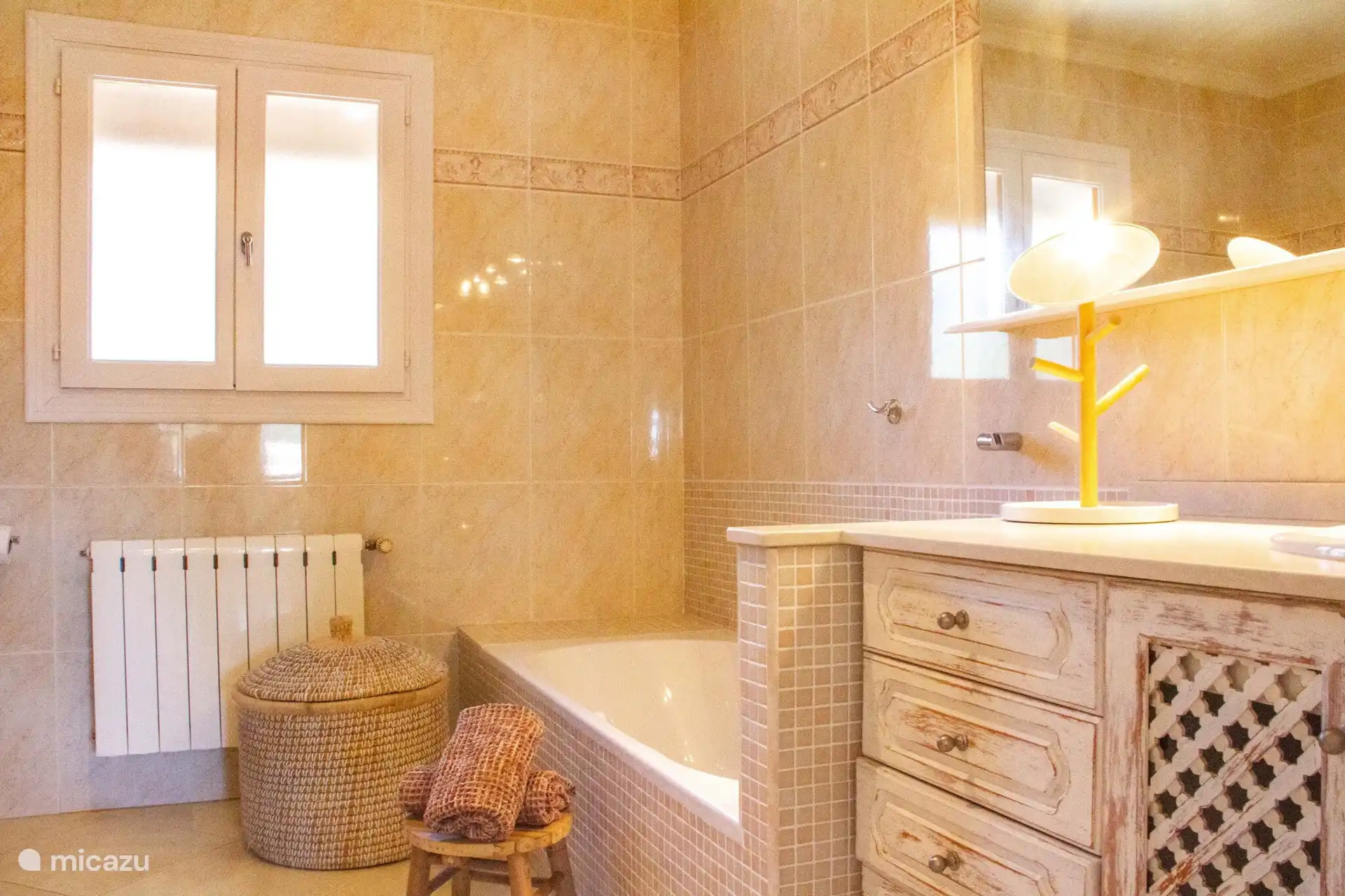 El cuarto de baño independiente está equipado con bañera, ducha y WC.