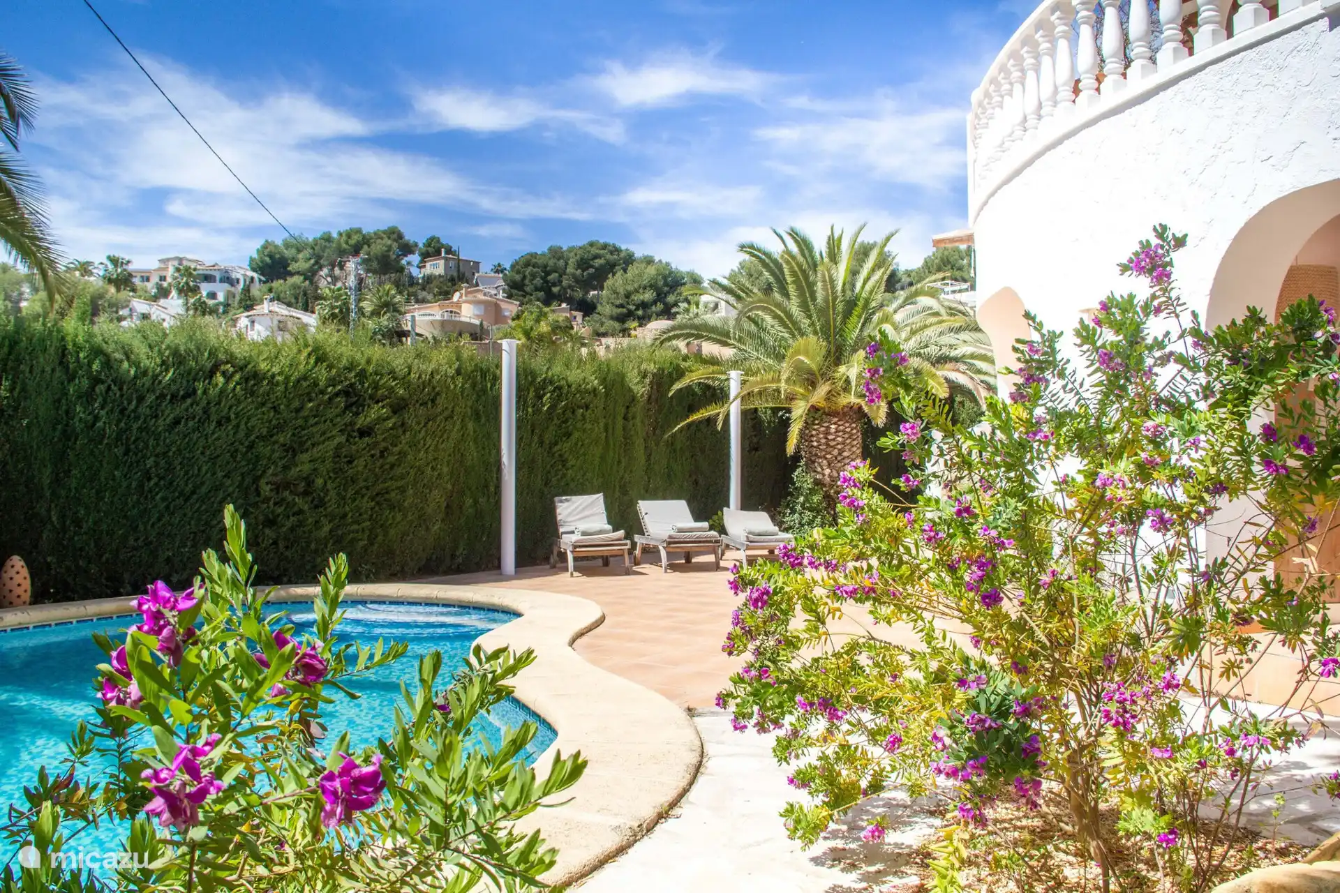 La piscina tiene forma de riñón, de aproximadamente 7x4 metros y 1,80 metros de profundidad.