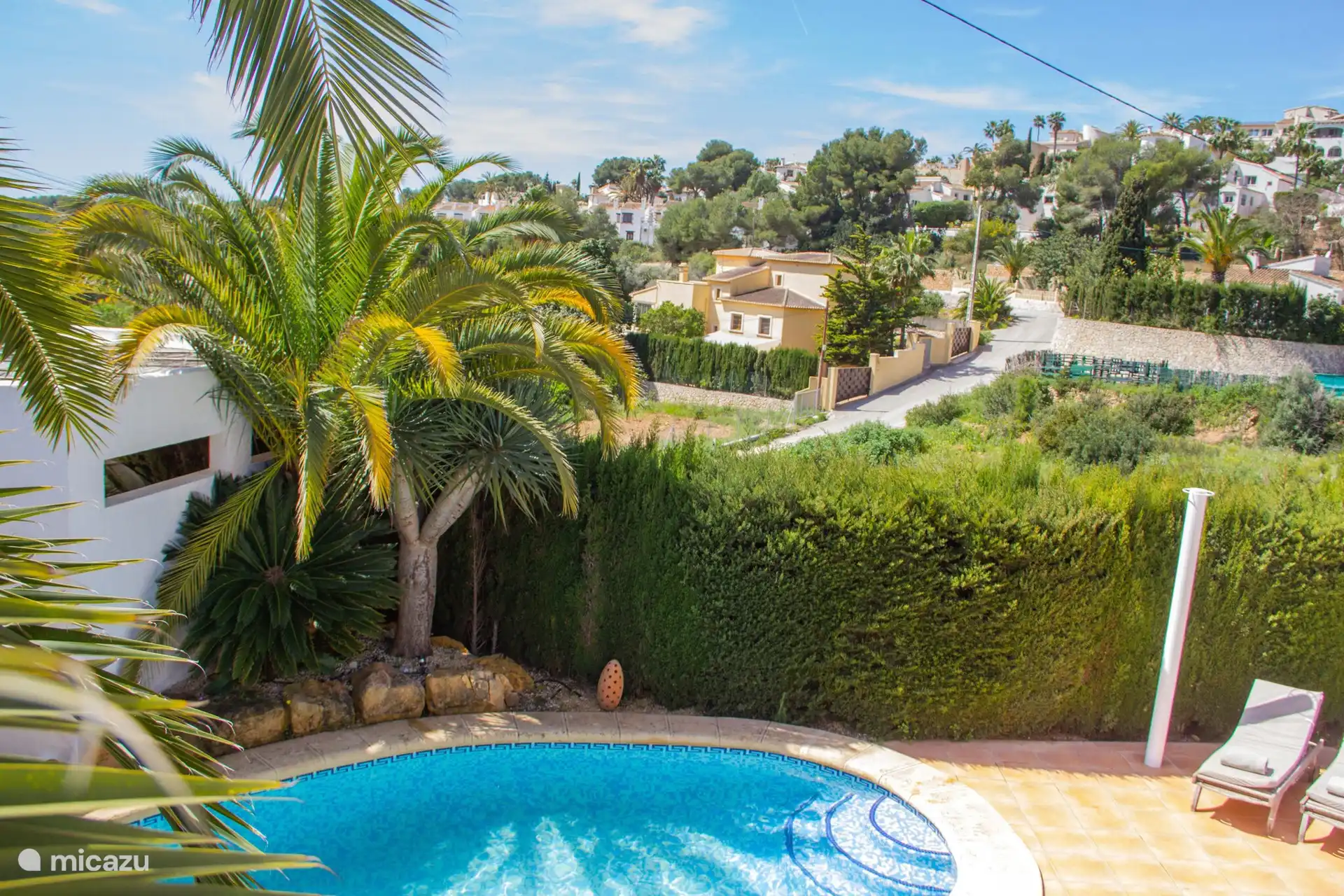 La casa está ubicada en el verde, con mucha privacidad.