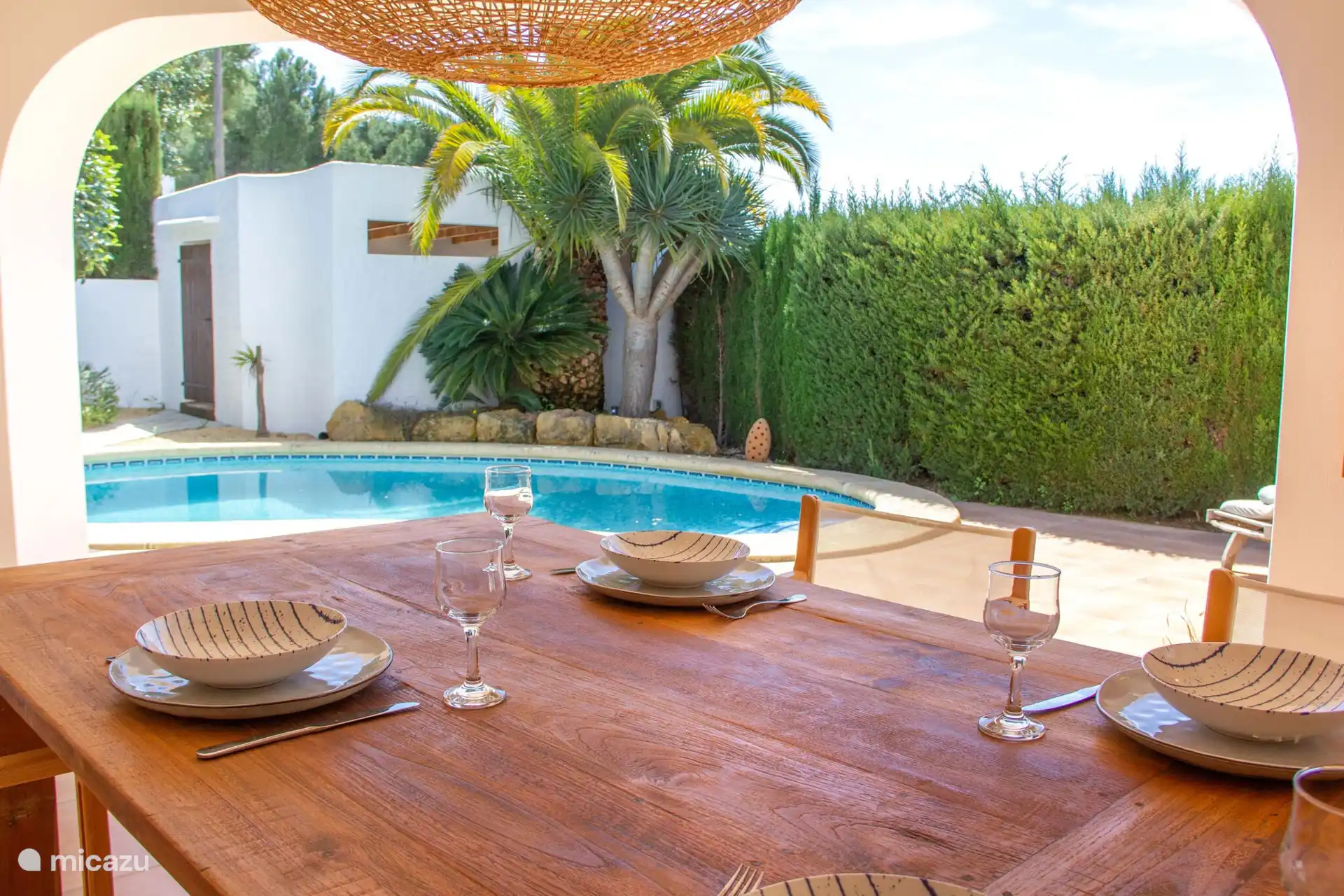 ¿Te ves desayunando aquí bajo el sol de la mañana?