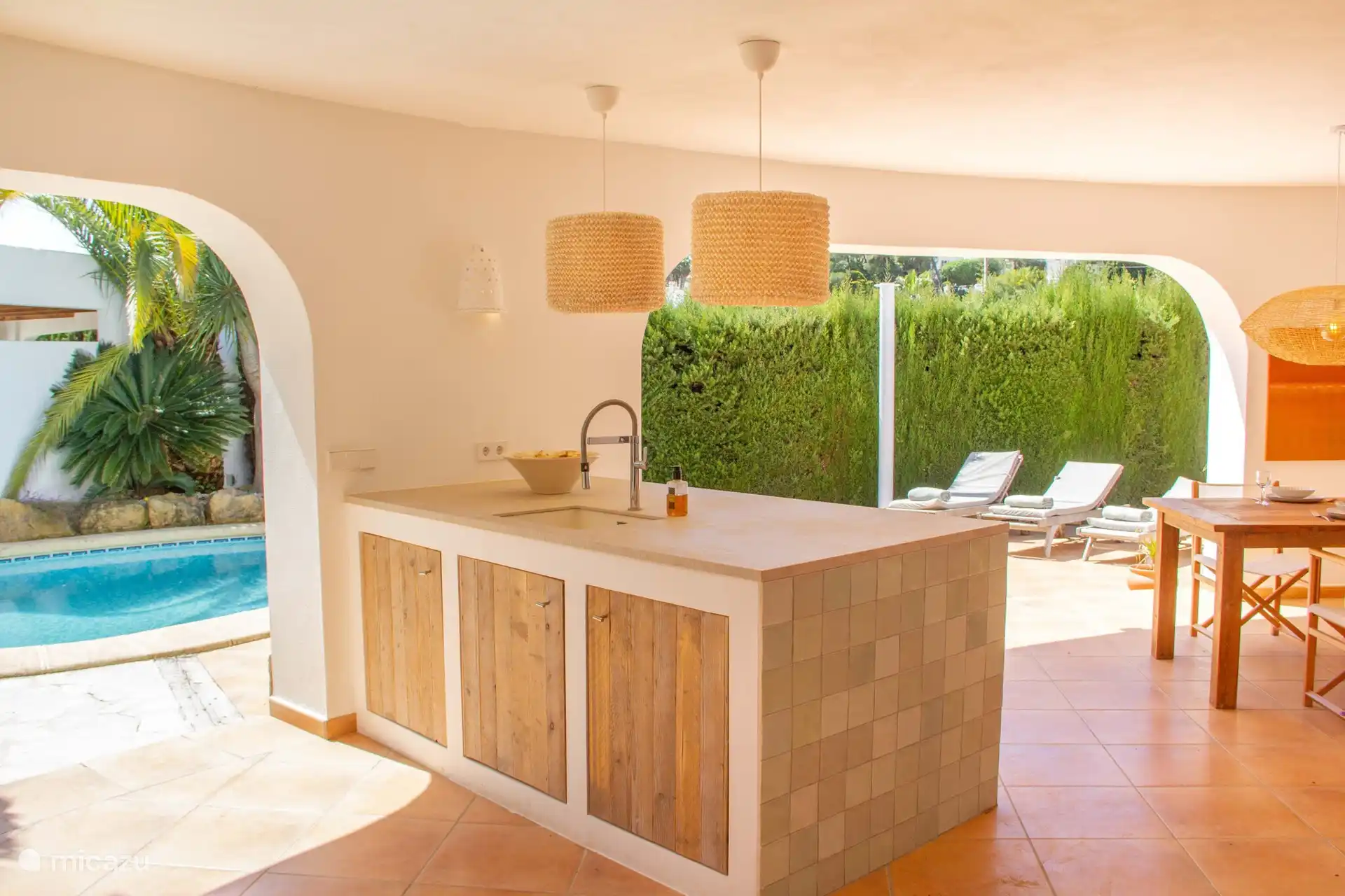 En el jardín hay una barbacoa de gas lista para su uso.