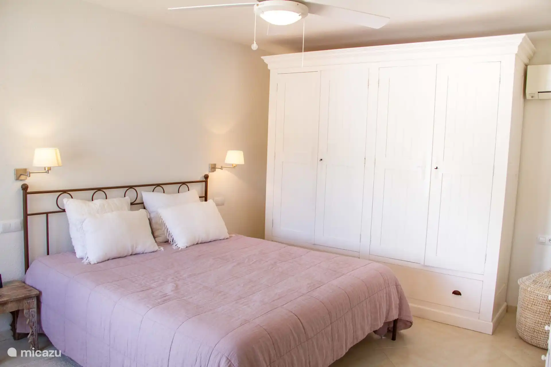 El dormitorio principal tiene un baño en suite con ducha y WC.