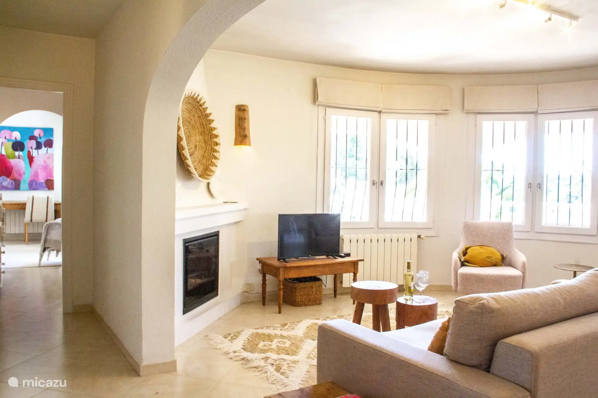 En las noches más frescas, enciende la chimenea.