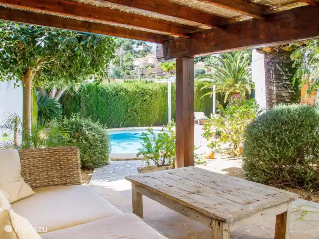 Casa Los Moros huren in Spanje, Costa Blanca, Moraira - villa Onder de overkapping staat een comfortabele loungeset, ideaal voor een drankje in de schaduw.