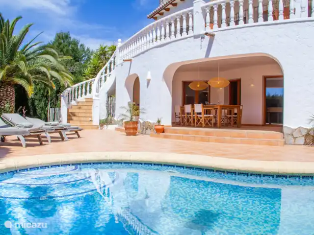 Casa Los Moros huren in Spanje, Costa Blanca, Moraira - villa Het zwembad ligt direct naast het terras, ideaal voor een verfrissende duik.