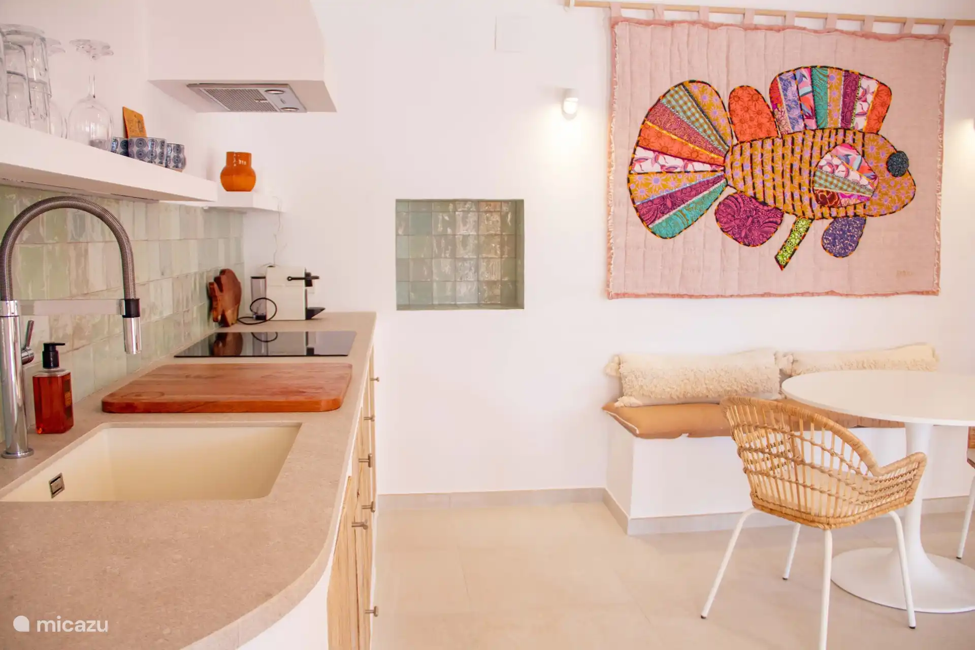 Esta cocina incluye nevera-congelador y vitrocerámica.