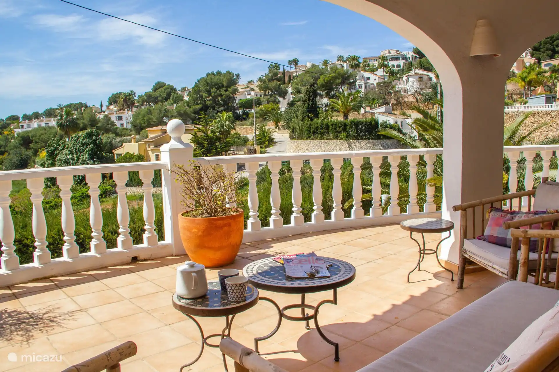 Desde el gran balcón se tiene una magnífica vista sobre el verde entorno.