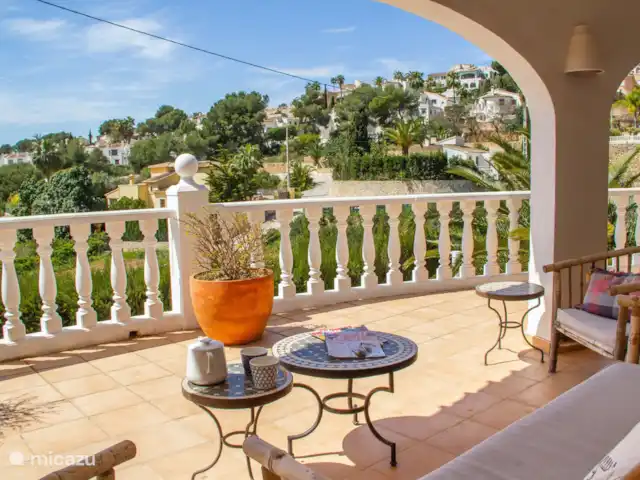 Casa Los Moros huren in Spanje, Costa Blanca, Moraira - villa Vanaf het grote balkon heb je een schitterend uitzicht over de groene omgeving.