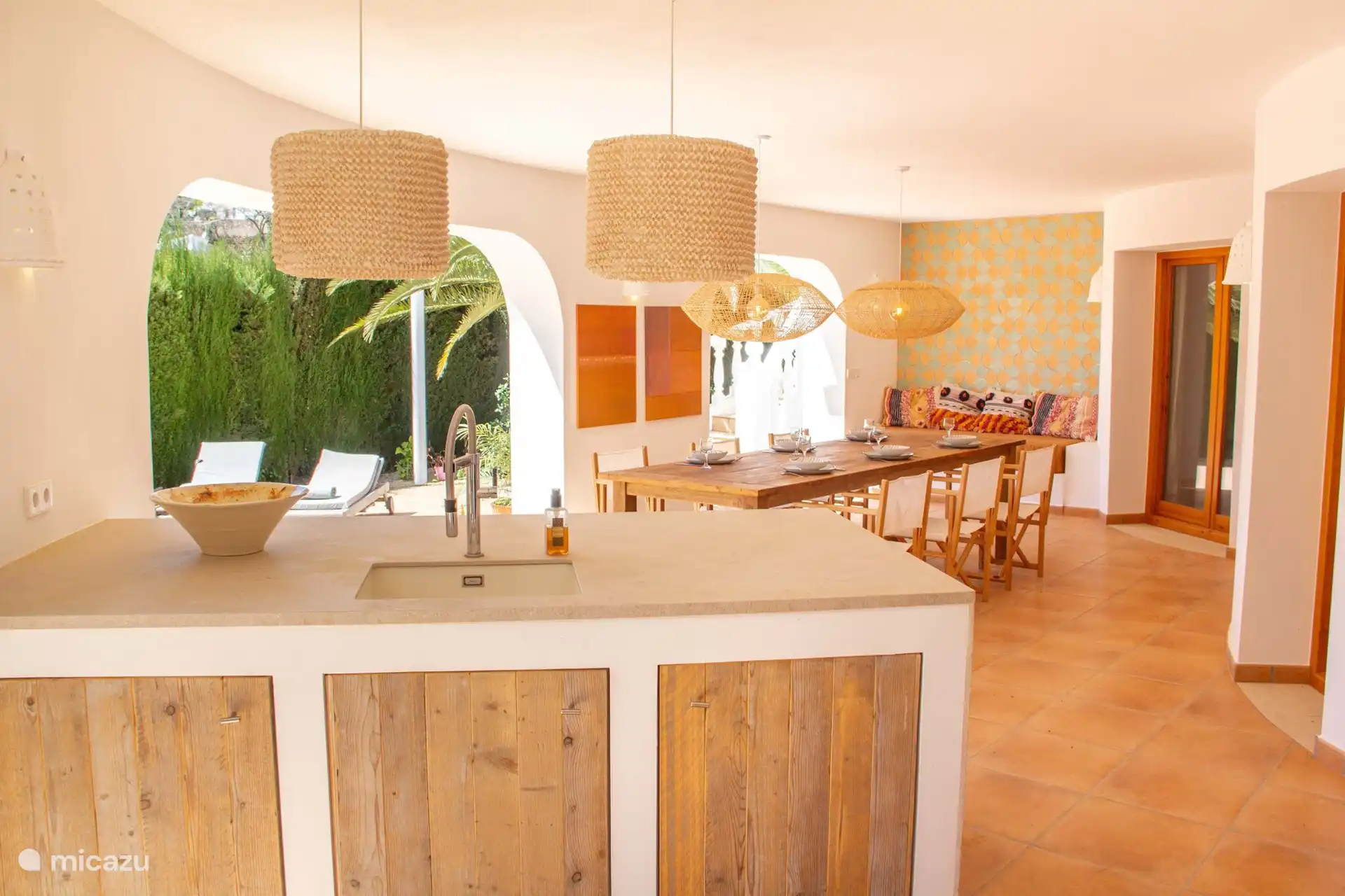 La casa es fresca, moderna y está amueblada con estilo.