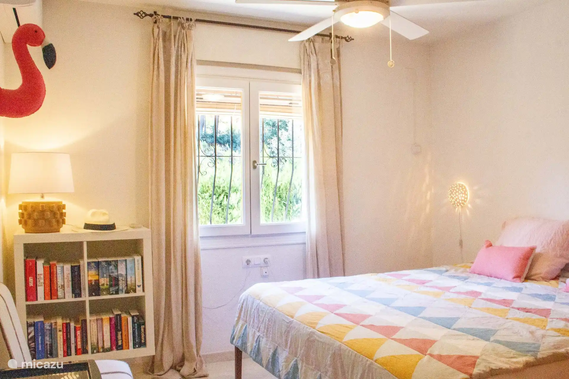 El segundo dormitorio también tiene una cama doble.