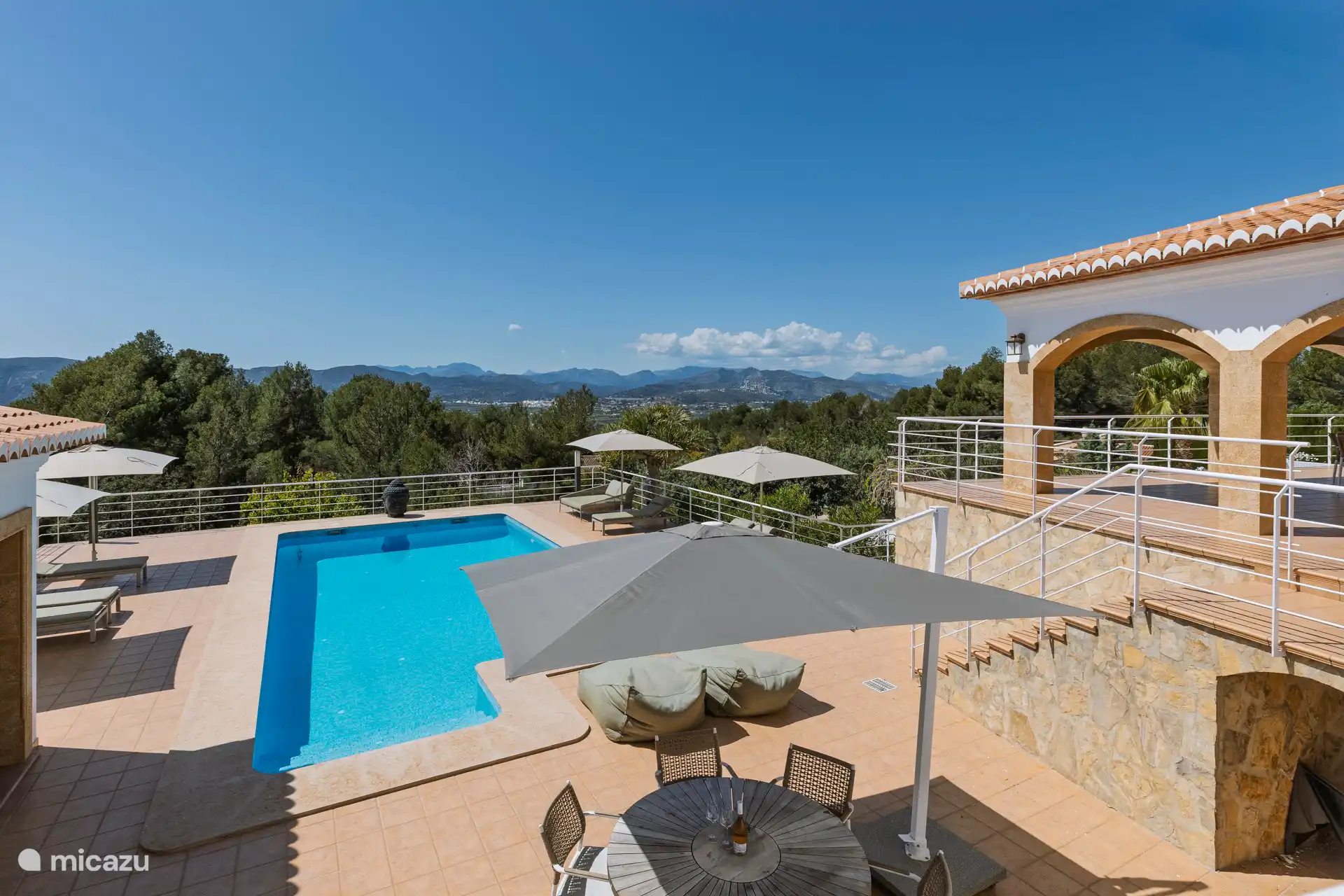 Spacious swimming pool