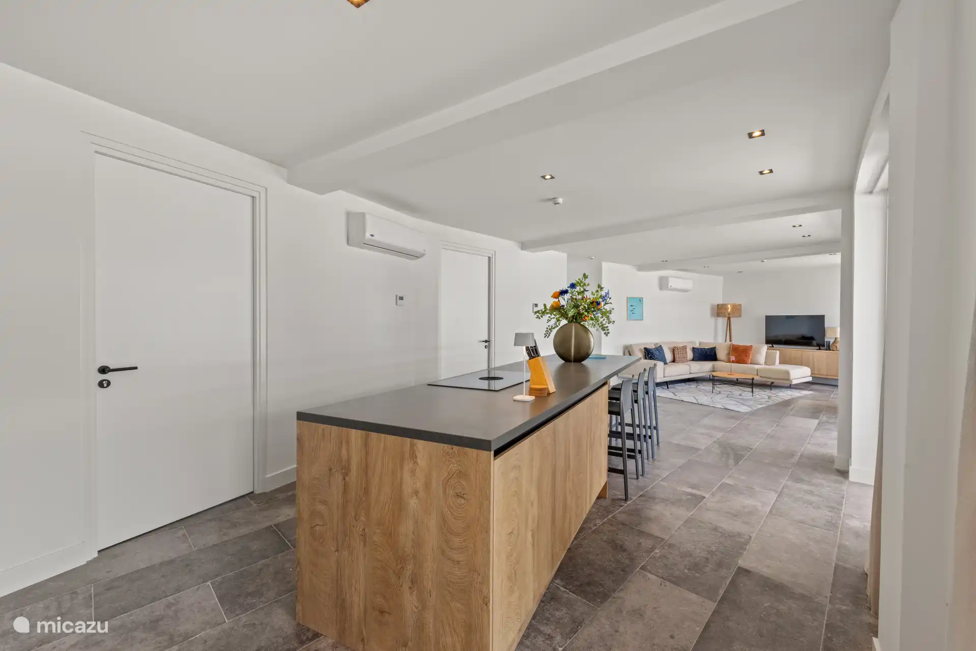 Kookeiland met 6 barstoelen—ideaal om samen te koken of van een cocktail te genieten. 