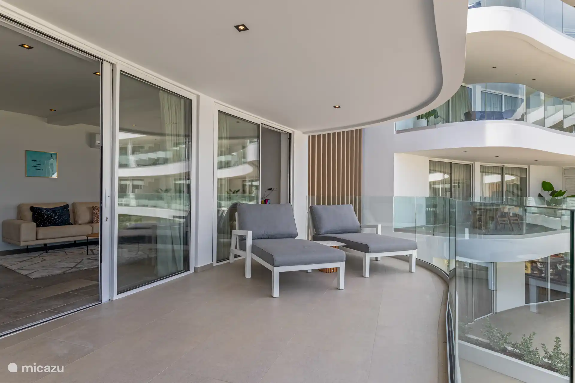 Twee luxe sun loungers op het balkon beschikbaar.