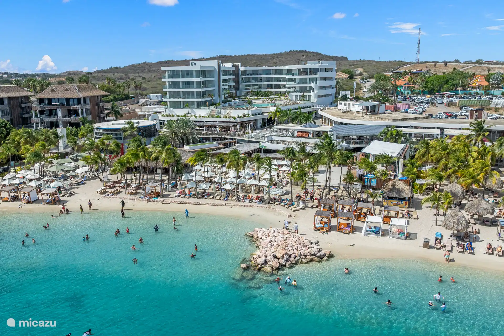 Op enkele meters vanaf het appartment is Mambo Beach.