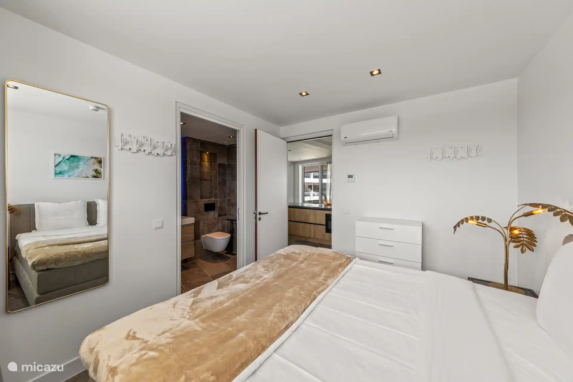 Master bedroom heeft een eigen badkamer.