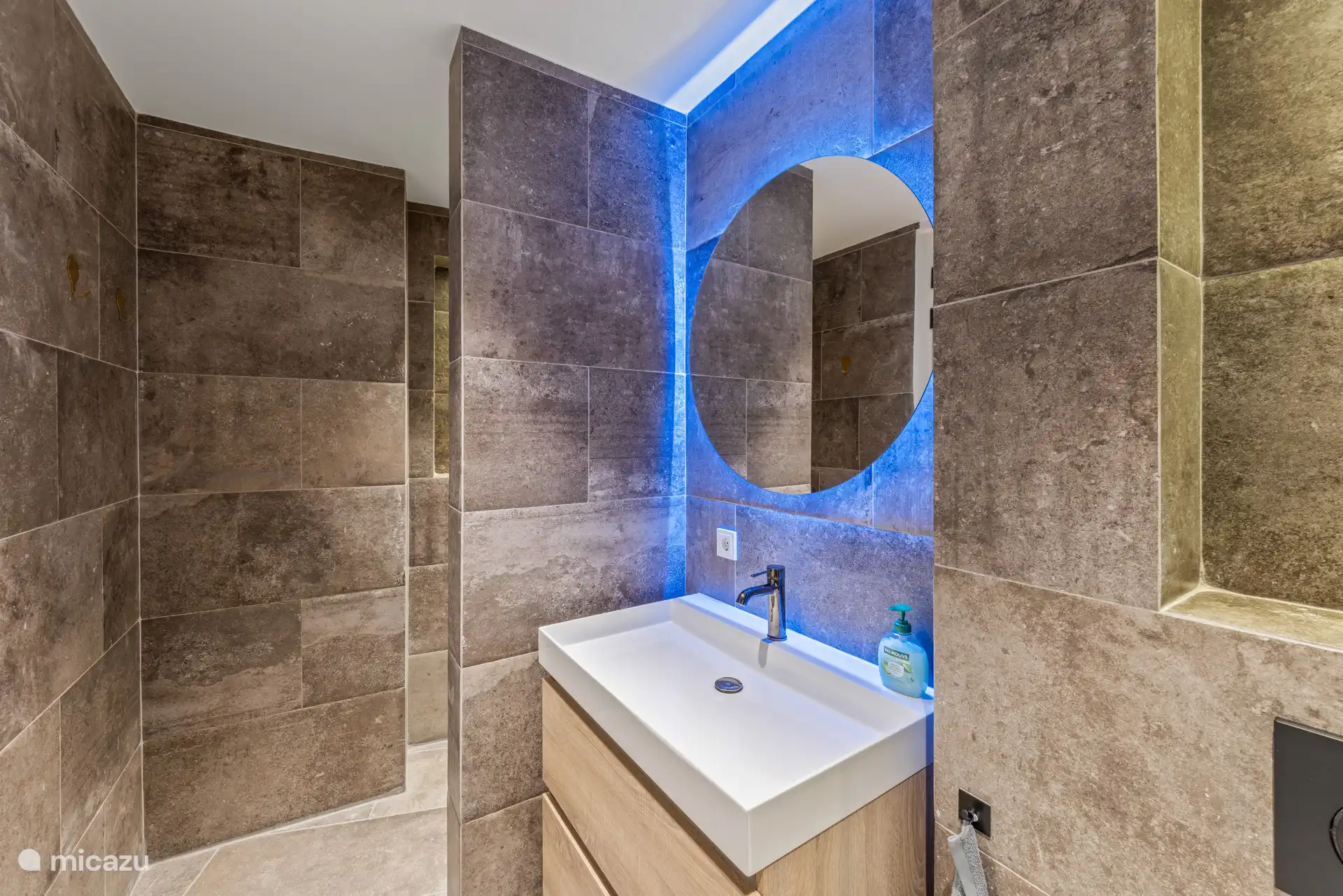 Mooie badkamer met toilet en douche. 