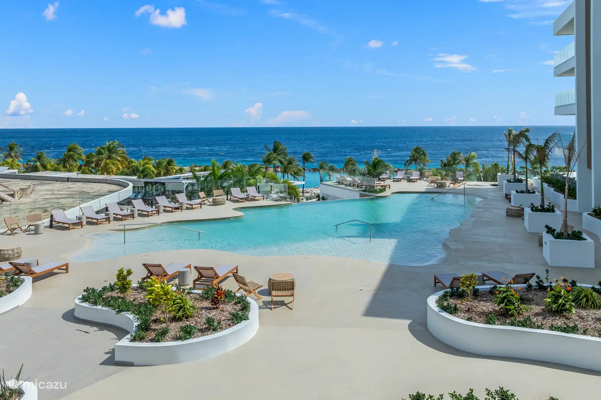 Gedeeld zwembad van One Mambo Residence.