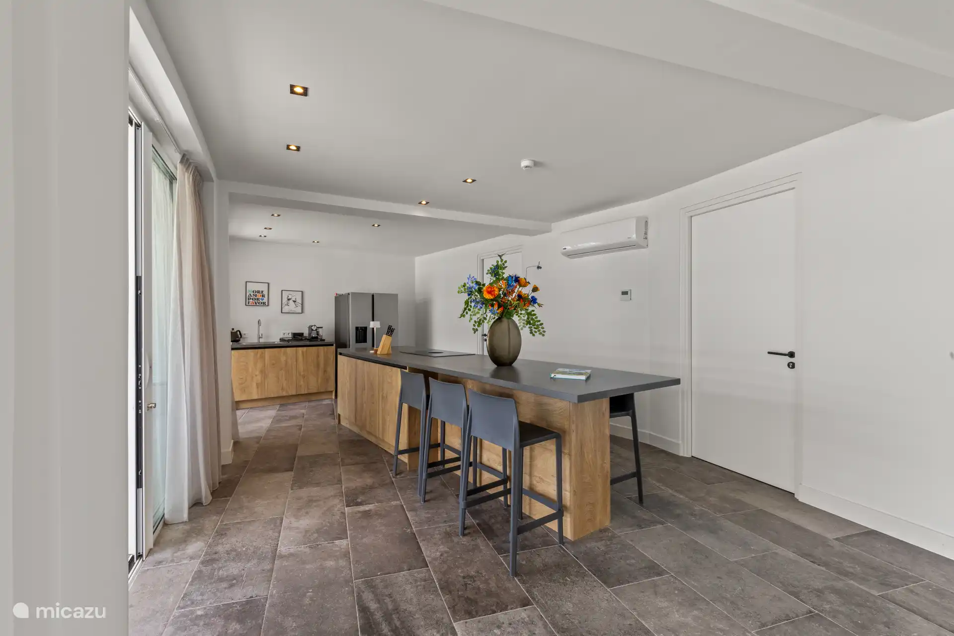 Ruime moderne keuken van alle gemakken voorzien.