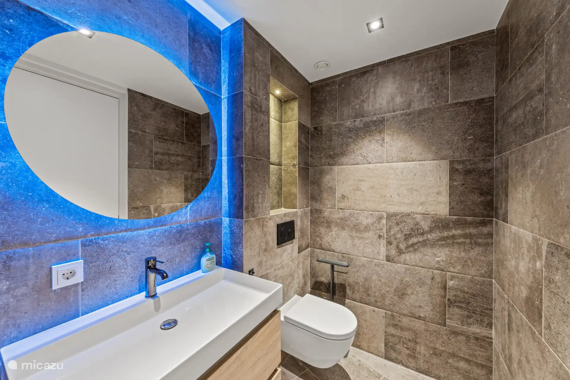 En-suite badkamer bij de master bedroom.