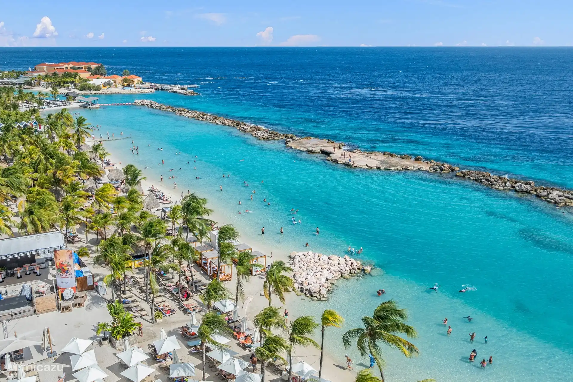 Het appartement ligt slechts enkele meters van Mambo Beach.