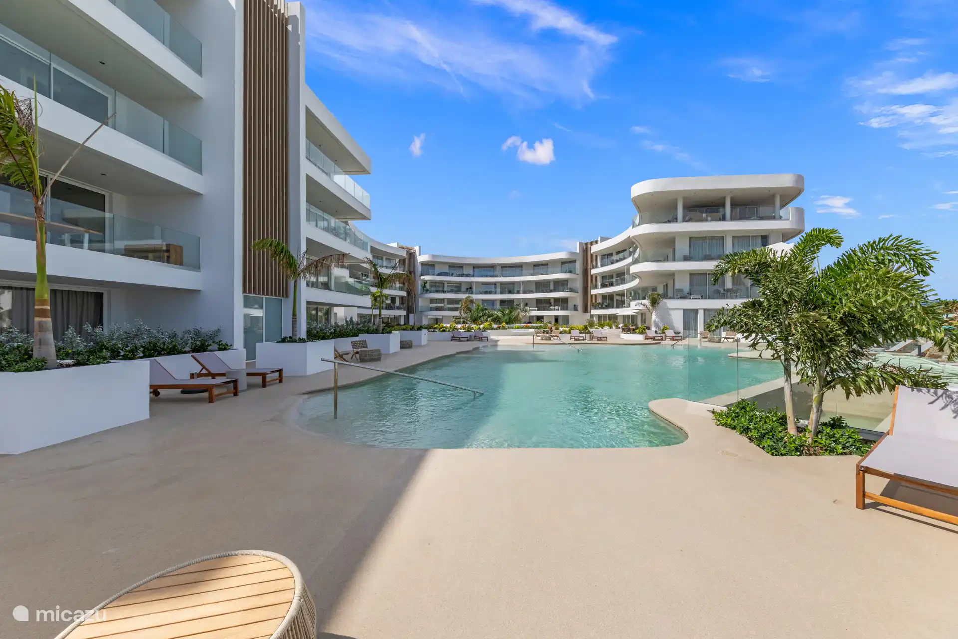 One Mambo Residence met gezamelijk zwembad.