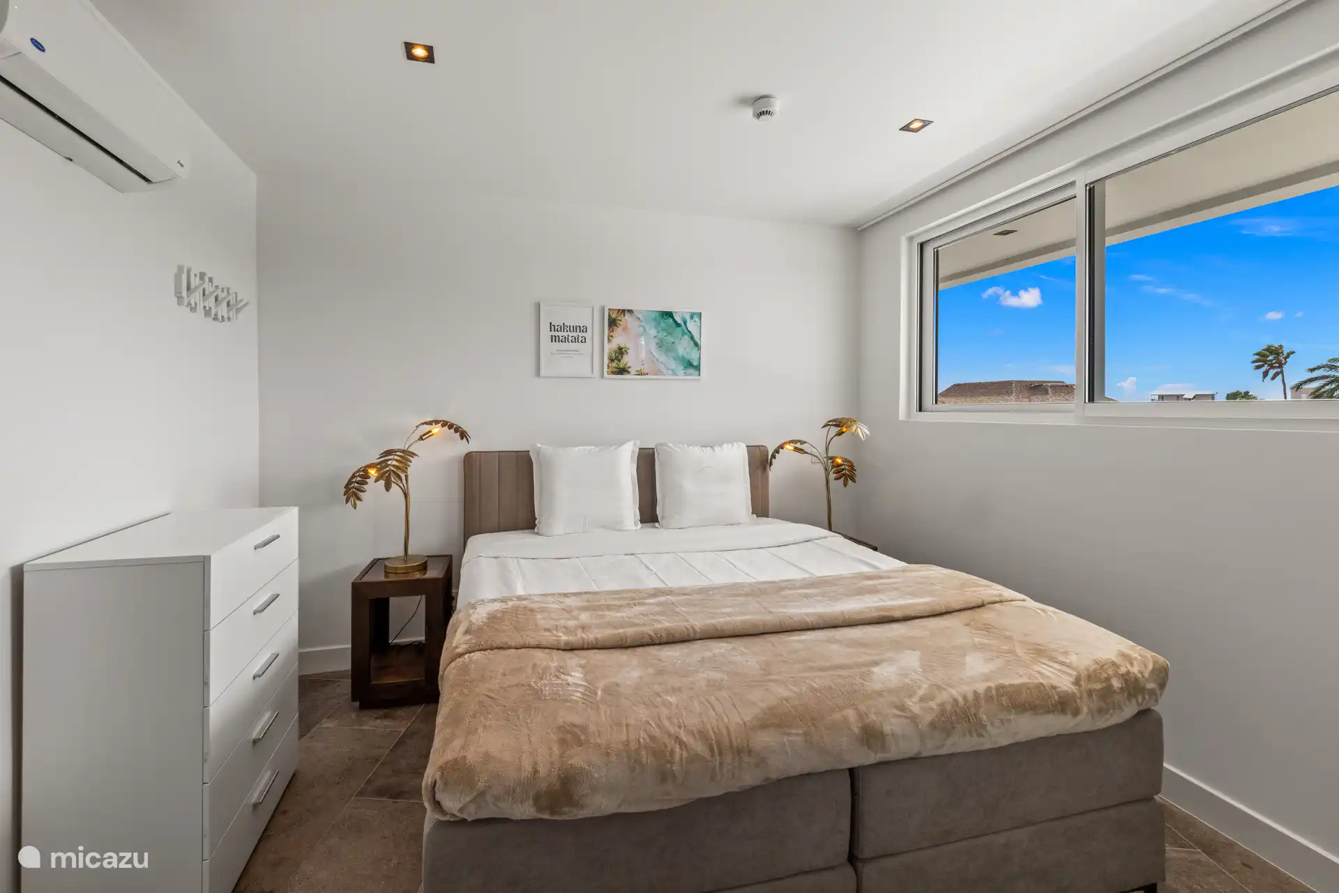 Comfortable tweepersoonsbed in de master bedroom.