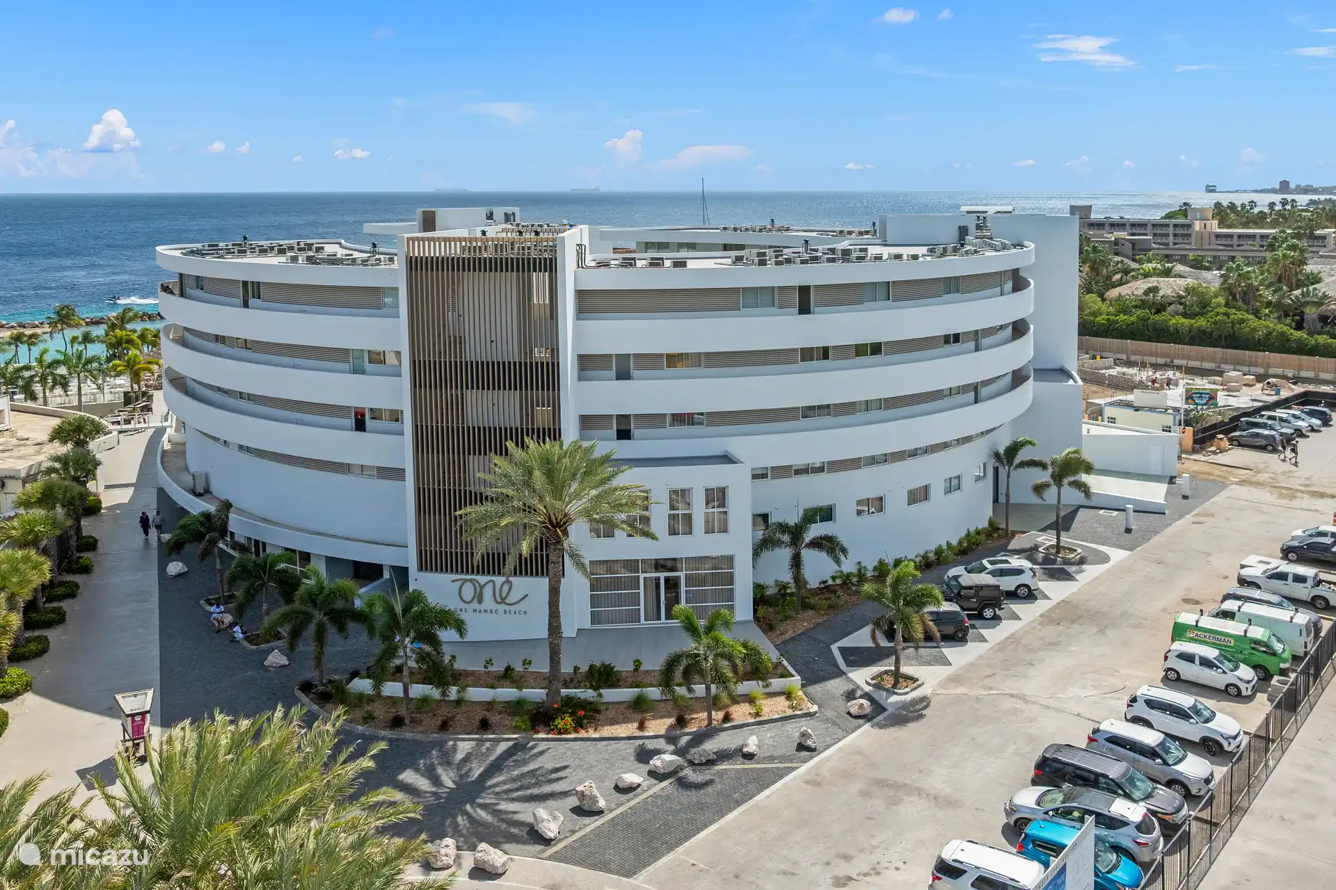 Parkeergelegenheid voor de deur en een eigen aangewezen plek in de garage van het gebouw.