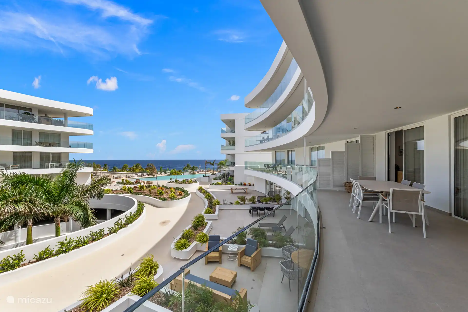 Ontspan in de zon, dineer buiten aan de eettafel en bewonder de zonsondergang.