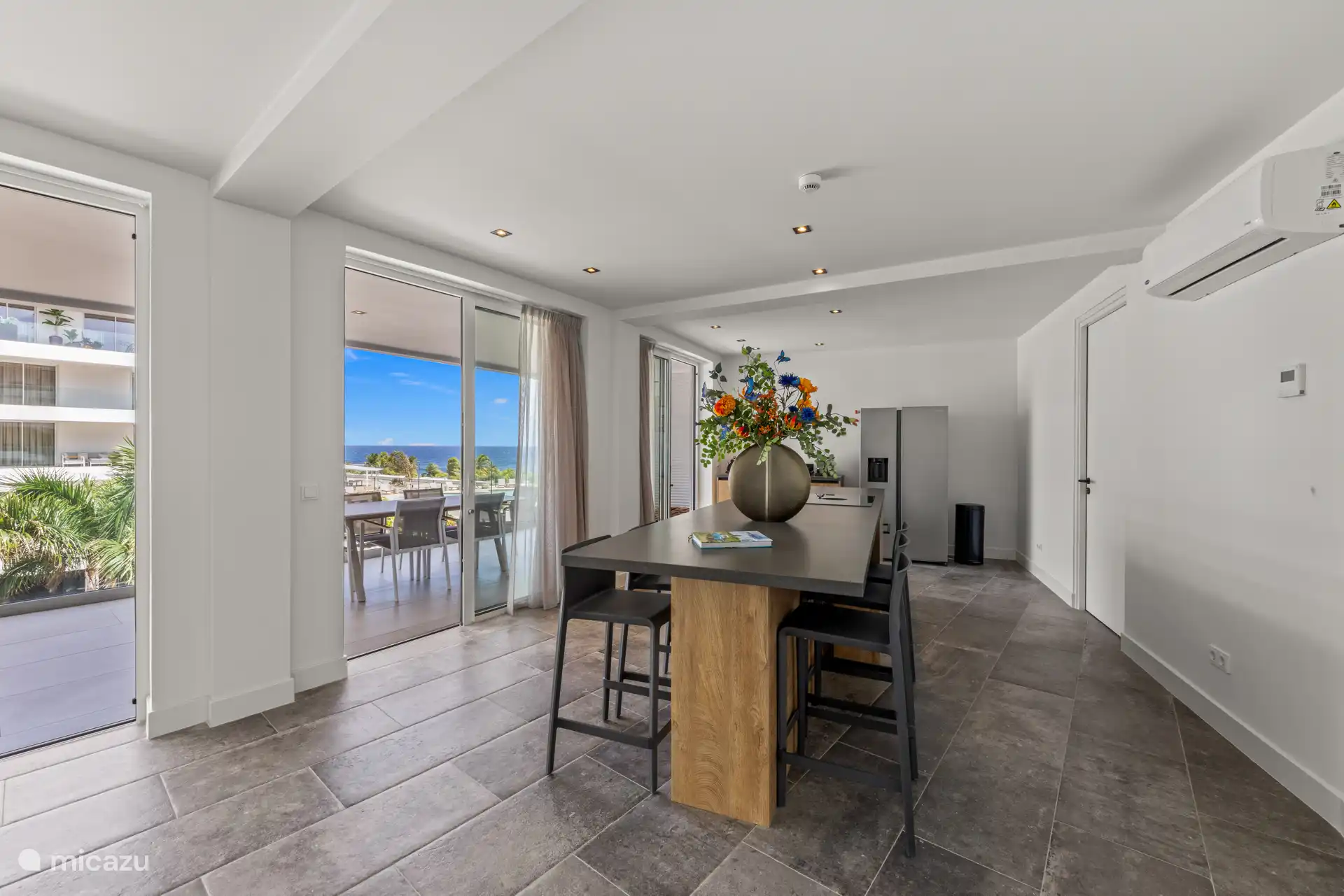 De grote schuiframen zorgen voor een soepele overgang tussen binnen en buiten.