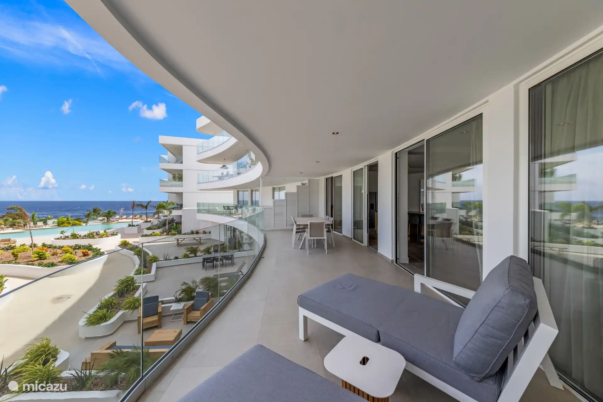 Heerlijk balkon waar je uren kan genieten.