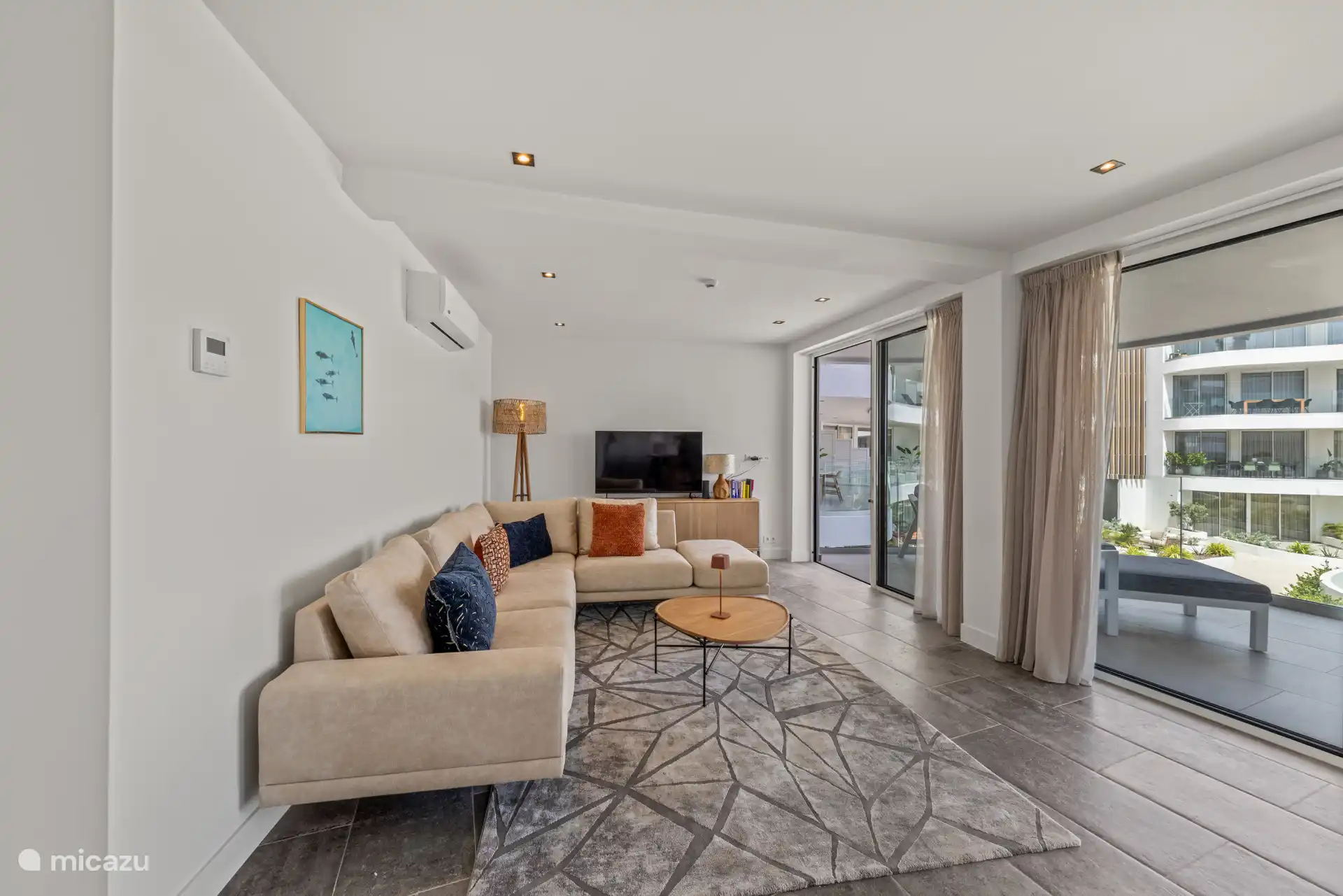 Ruime woonkamer waar je kunt ontspannen na een dag van activiteiten.