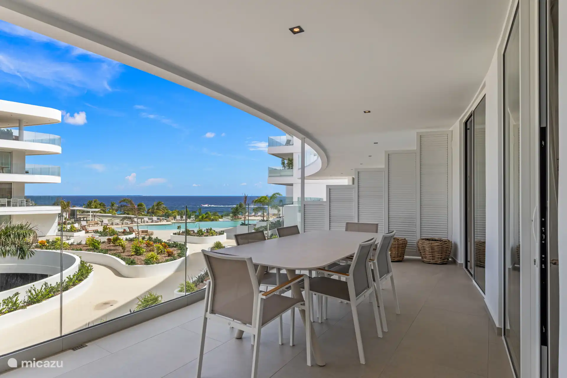 Genieten van het buitenleven met een eettafel op het balkon.