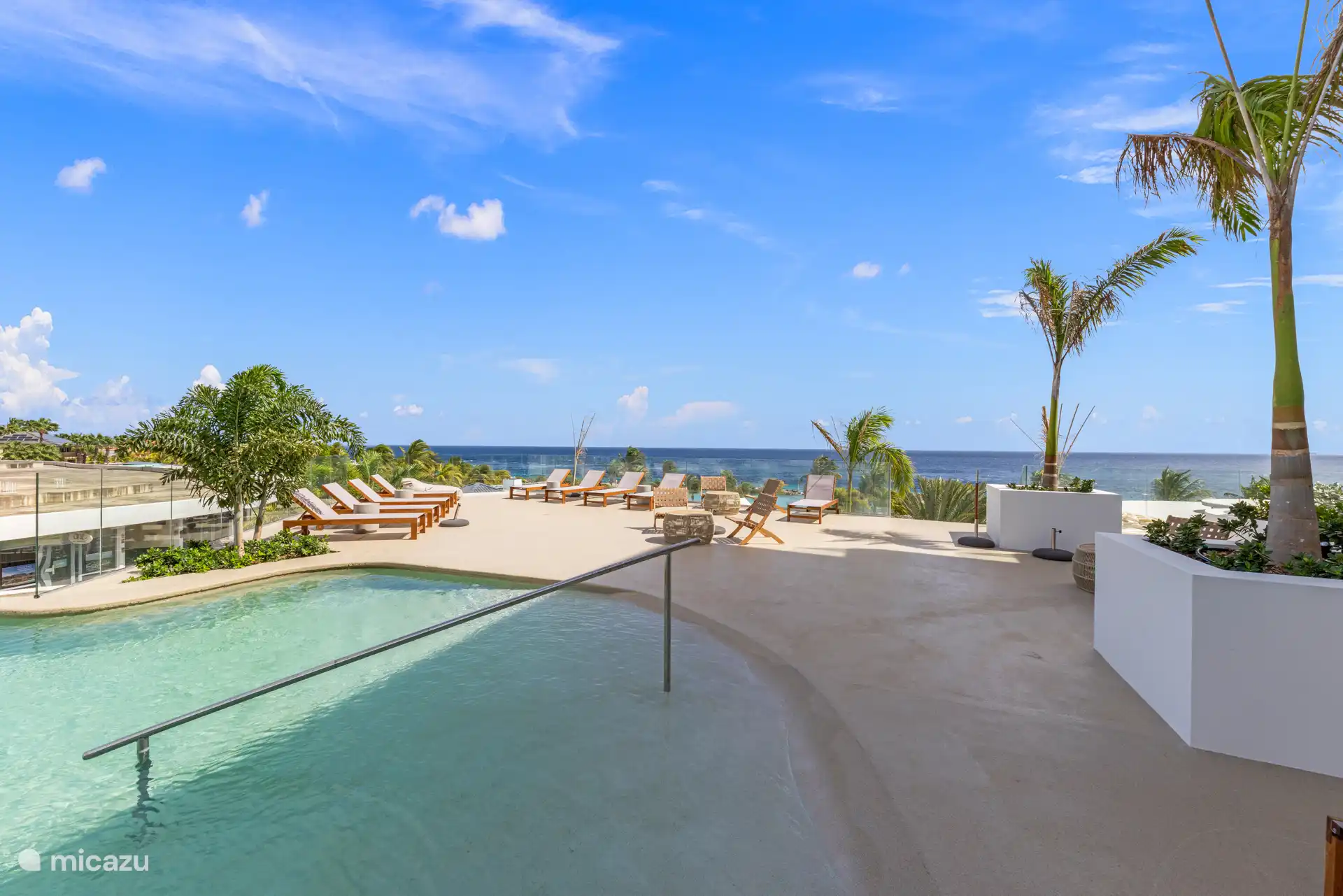 Bij het zwembad zijn voldoende strandbedden beschikbaar.