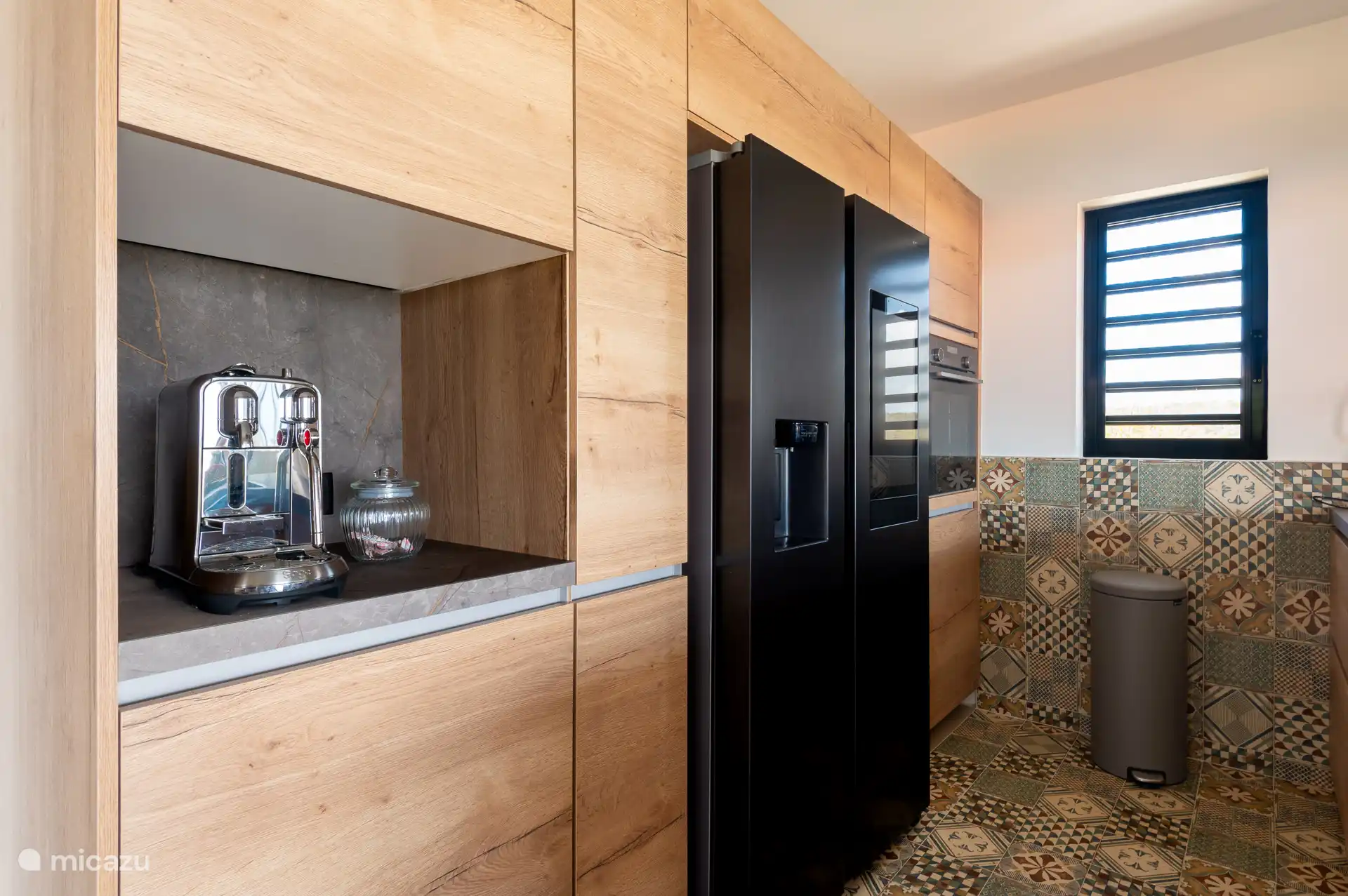 Schön eingerichtete Küche mit Nespresso-Maschine und großem, geräumigem amerikanischem Kühlschrank!