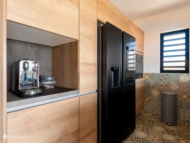 Villa Bella Vista *Uniek uitzicht* huren in Curaçao, Banda Abou (west), Fontein - villa Prachtig afgewerkte keuken met Nespresso apparaat en grote ruime amerikaanse koelkast!