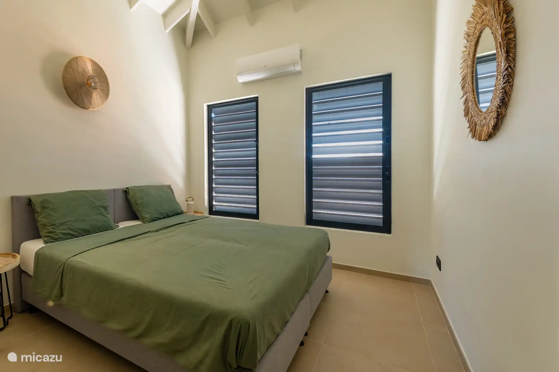 Schönes Schlafzimmer mit geräumigen Betten