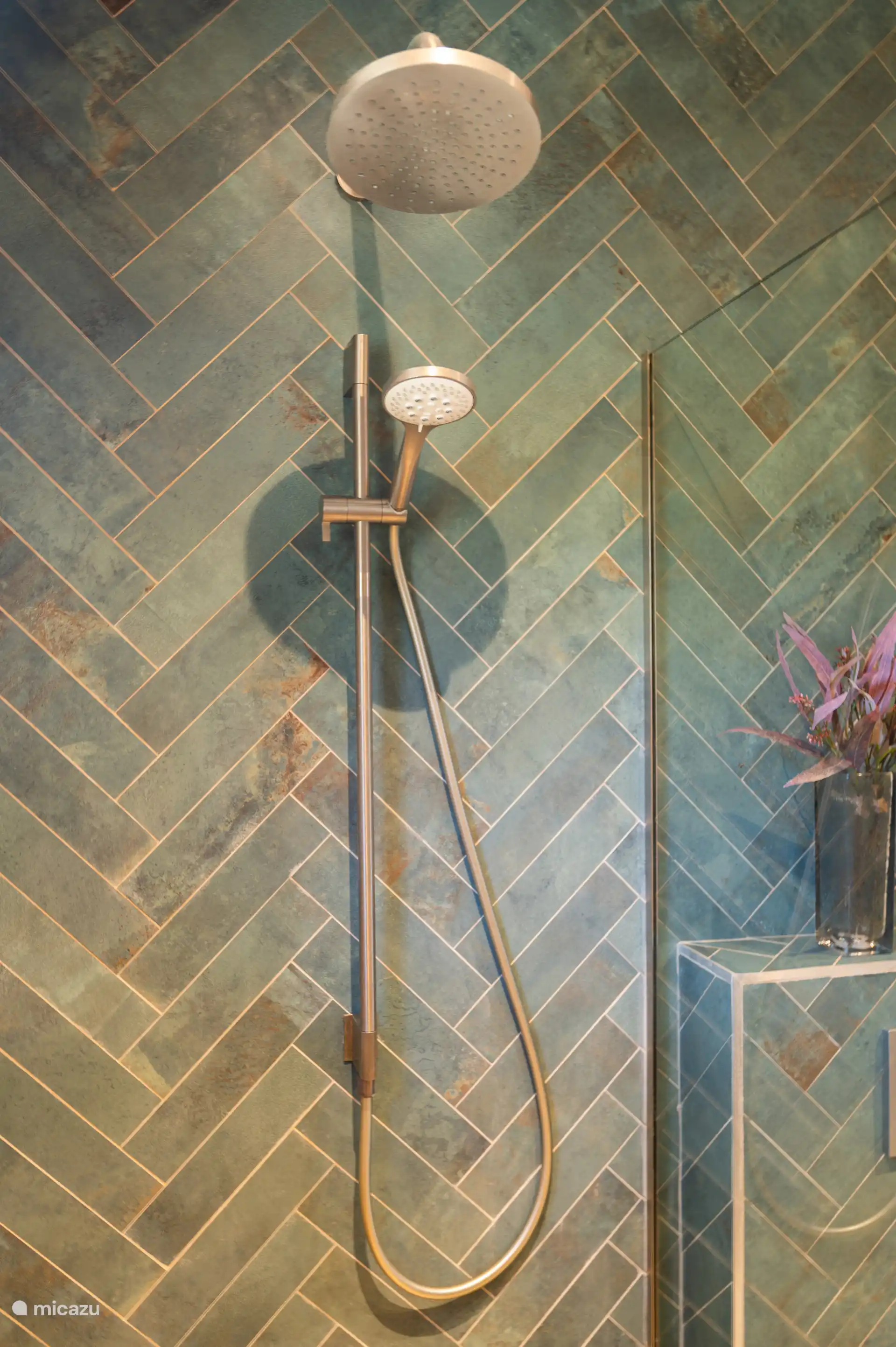 Köstliche Doppeldusche, die sogar gleichzeitig eingeschaltet werden kann!