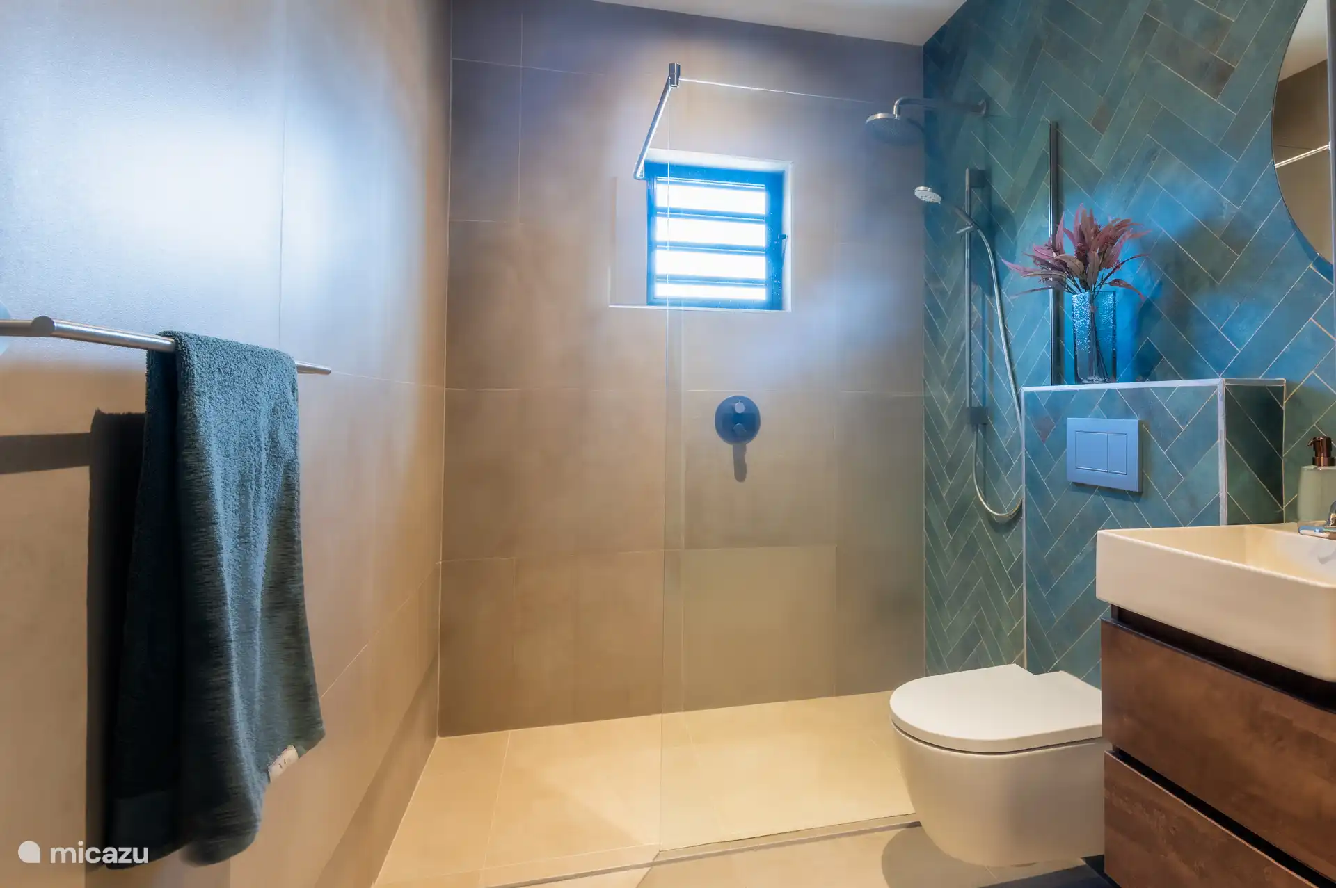 Sehr luxuriöses Badezimmer mit großer begehbarer Dusche