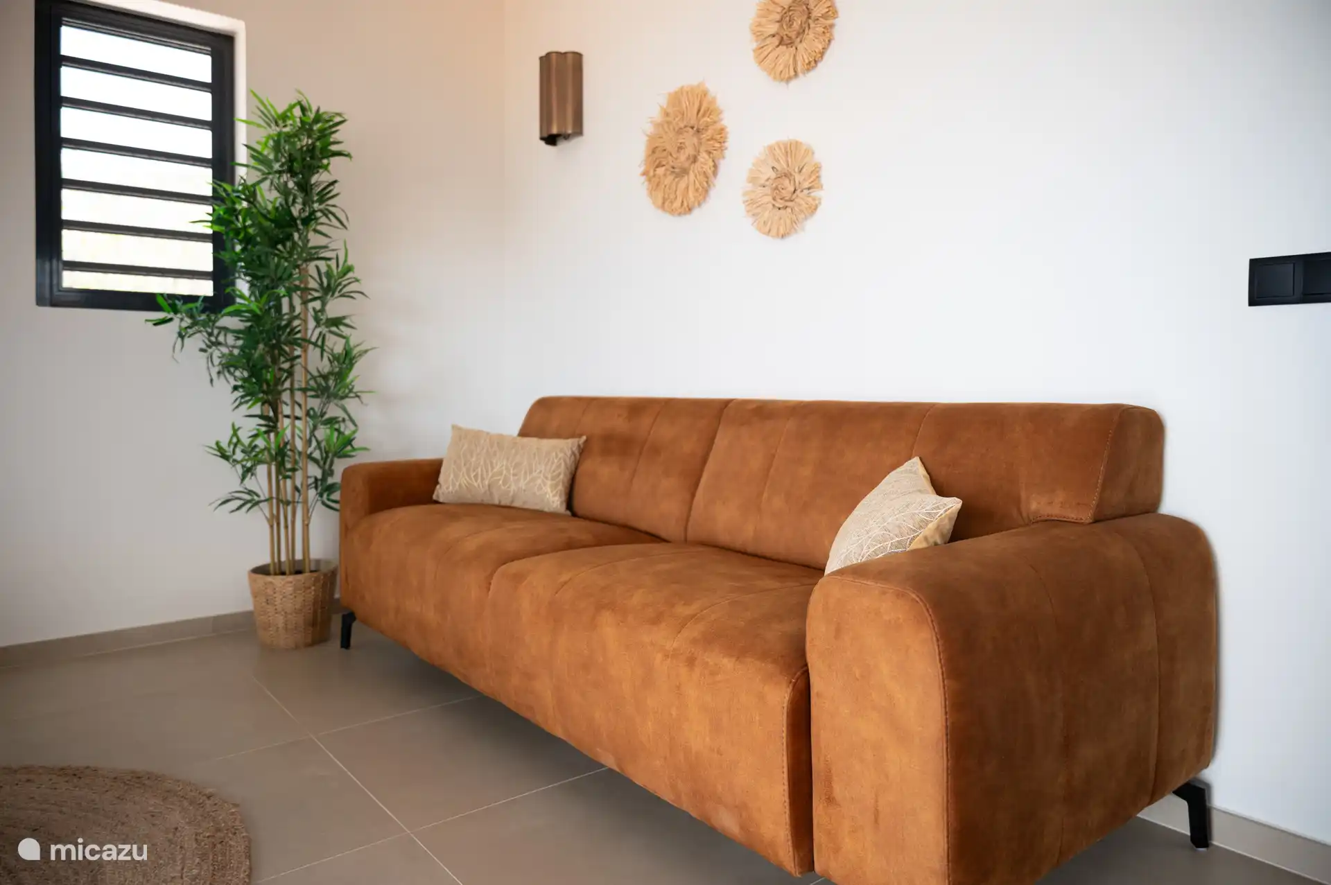 Schönes schönes Sofa im Wohnzimmer