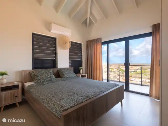Villa Bella Vista *Uniek uitzicht* huren in Curaçao, Banda Abou (west), Fontein - villa Grote slaapkamer met schuifpui naar buitenbalkon
