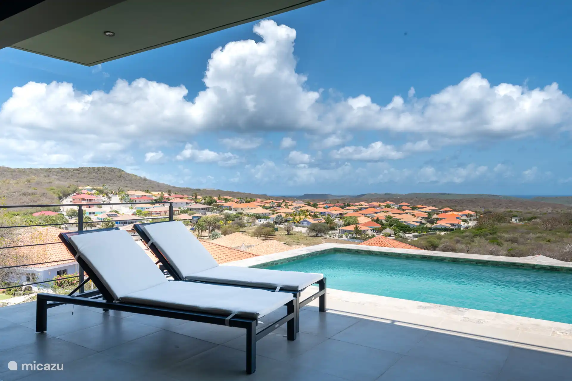 Sonnenterrasse am Pool