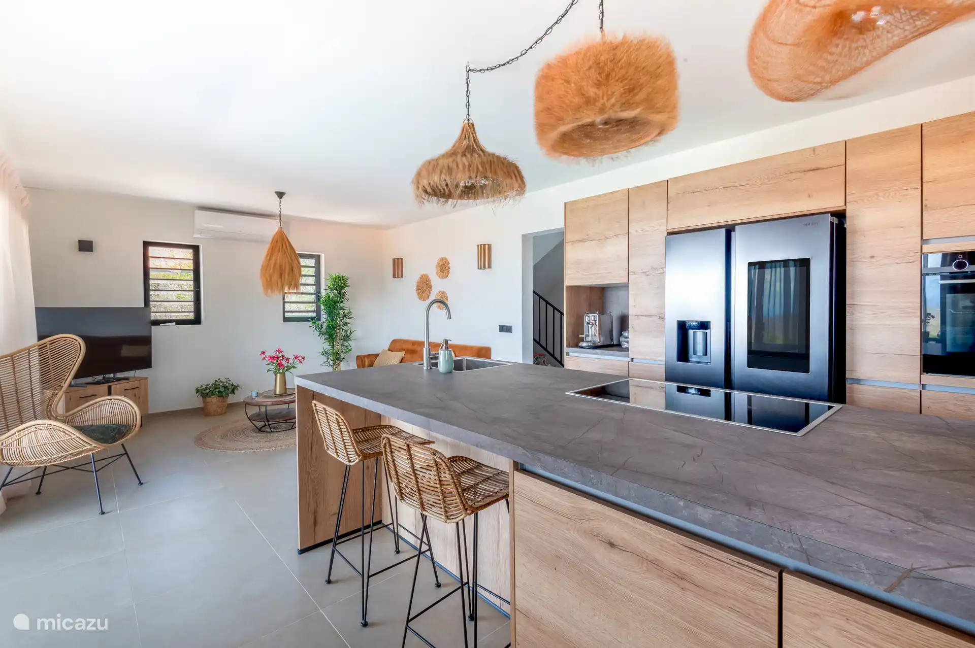 stilvolle, warme offene Küche