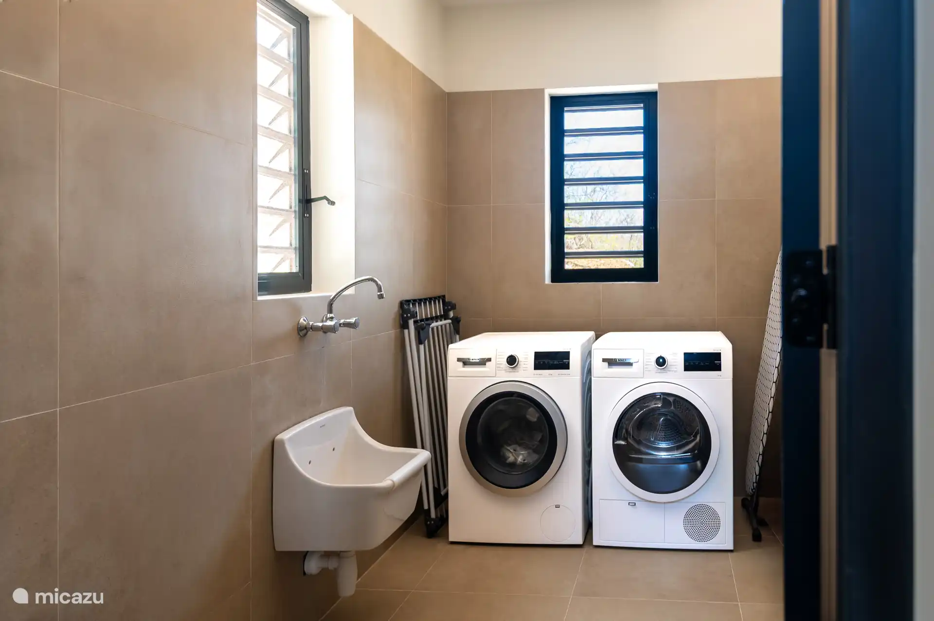 Fantastisch geräumiger Waschraum mit sogar Trockner. Wer hat es? ;-)