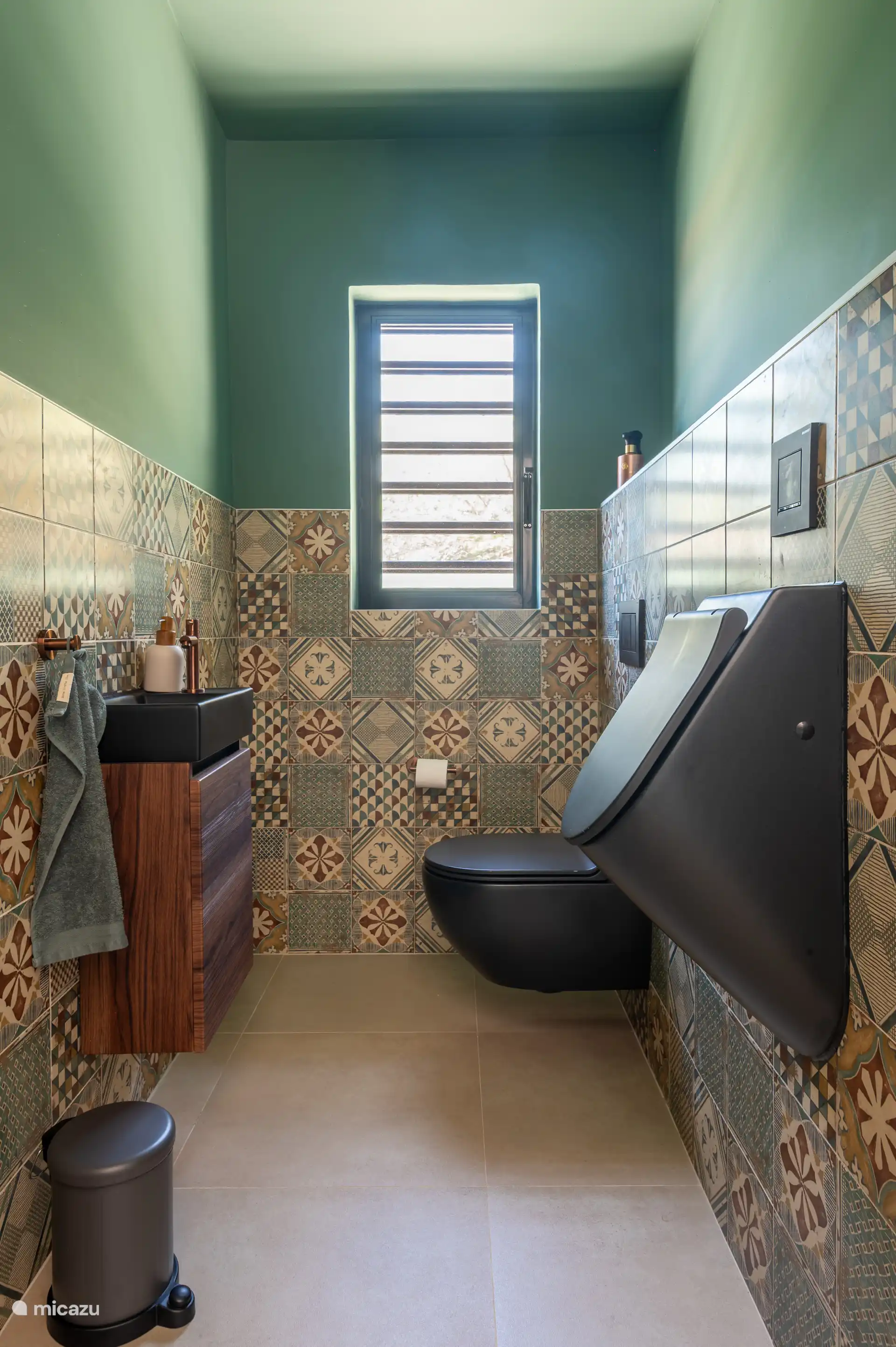 Separater Toilettenraum mit separater Toilette für die Herren :-)