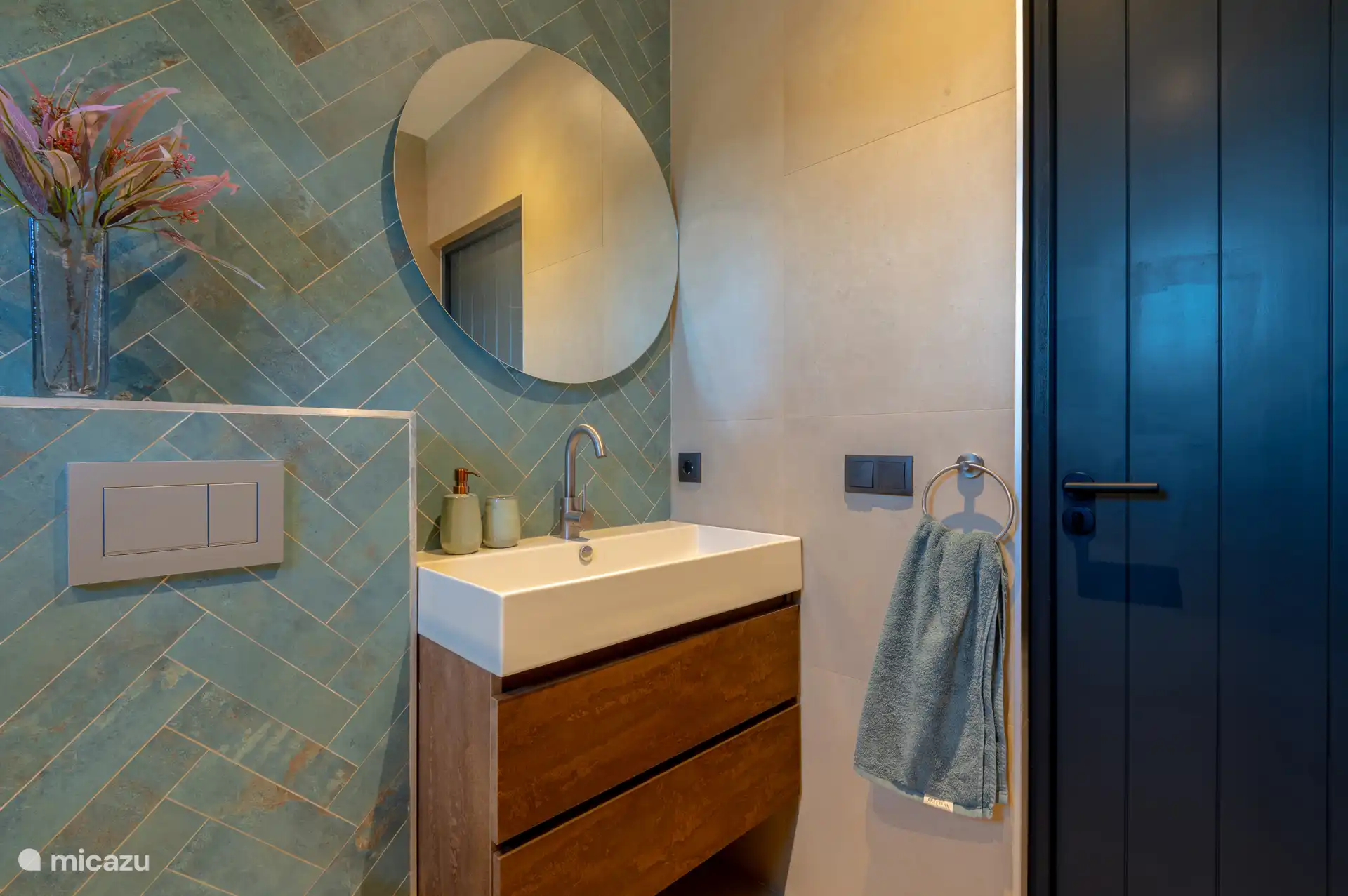 Luxuriöses Badezimmer komplett ausgestattet